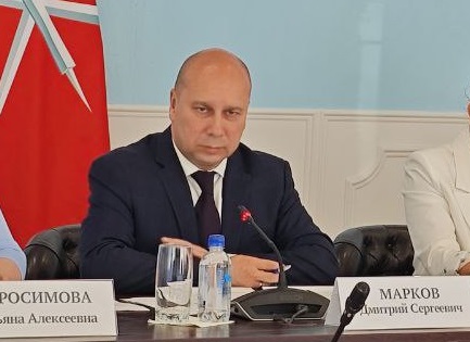 Зампред правительства Дмитрий Марков: Если женщина из Тульской области ездит на работу в Москву, ей некогда стать мамой