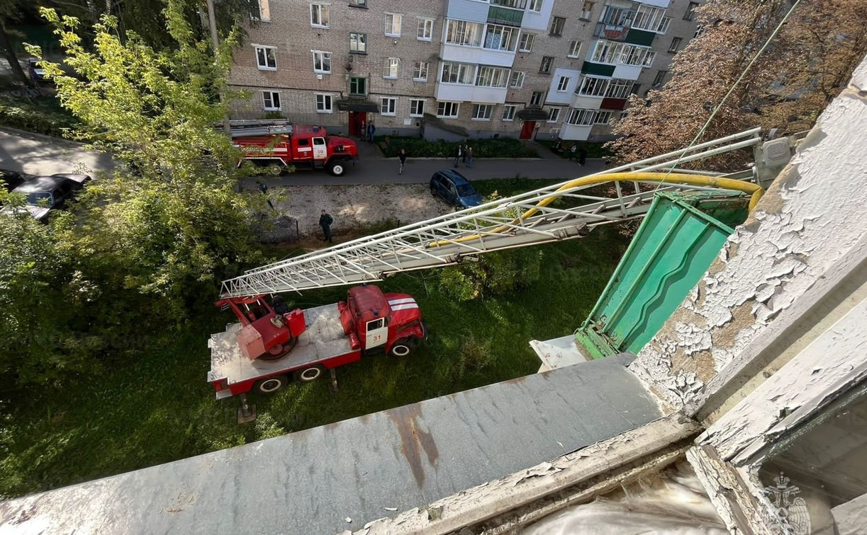В Узловой спасатели эвакуировали из горящего дома 8 человек