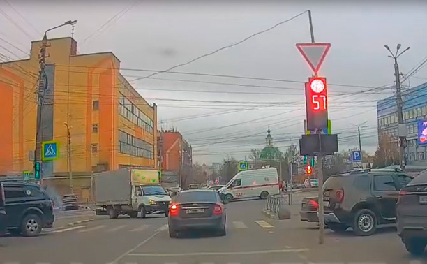 В Заречье водитель медленно и целеустремленно проехал на красный