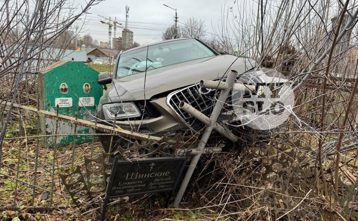 В Туле водитель Audi протаранил ограды могил Чулковского кладбища и сбежал с места ДТП