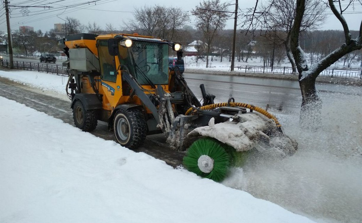 Тульские улицы продолжают чистить от снега