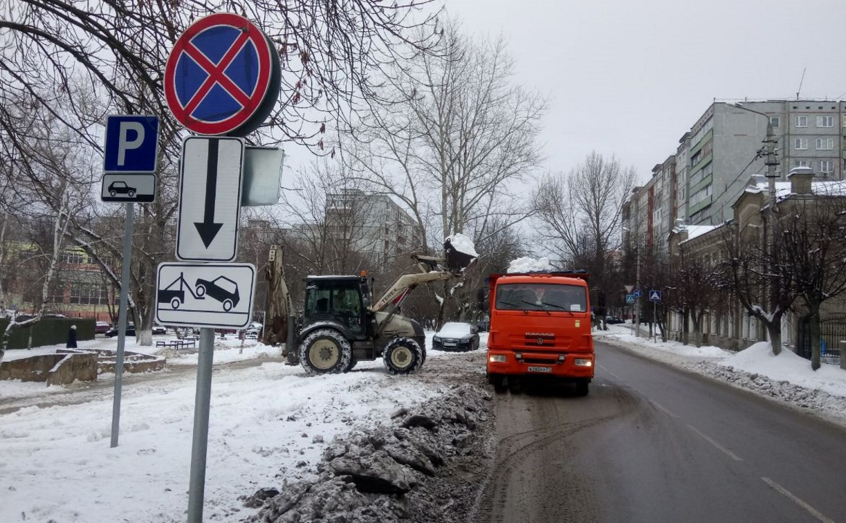 В Туле с последствиями снегопада борются 108 единиц спецтехники