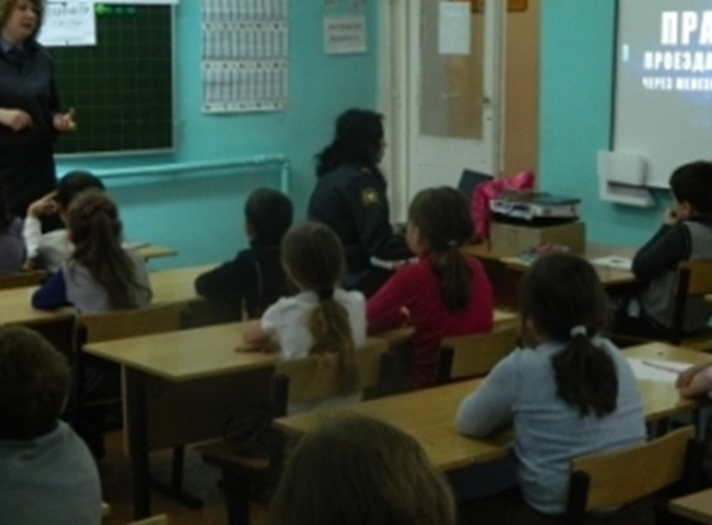 Полицейские поздравили школьников с предстоящим Днем защиты детей