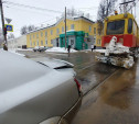 В Туле трамвай-снегоочиститель протаранил легковой автомобиль