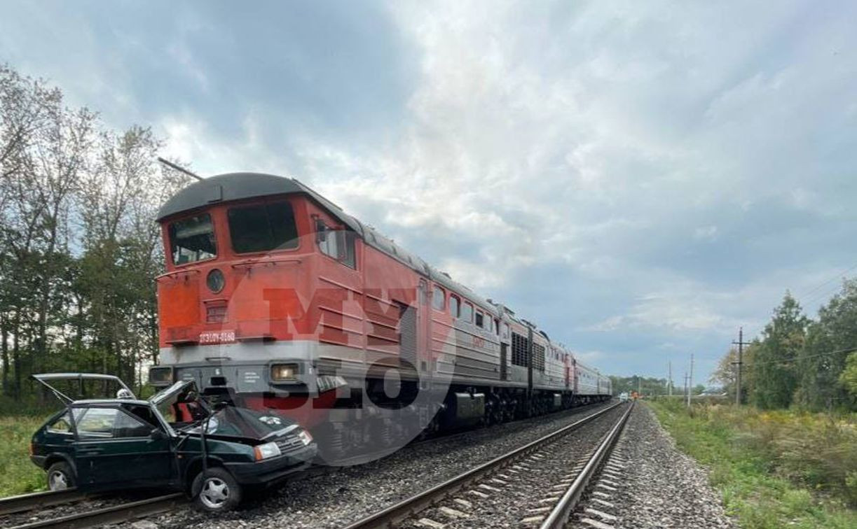 В Тульской области «девятка» пыталась проскочить перед приближавшимся поездом: водитель погиб