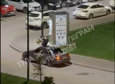 Прыгал по машине и ударил девушку: тульская полиция начала проверку