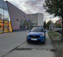 На ул. Болдина водитель кроссовера припарковался на тротуаре