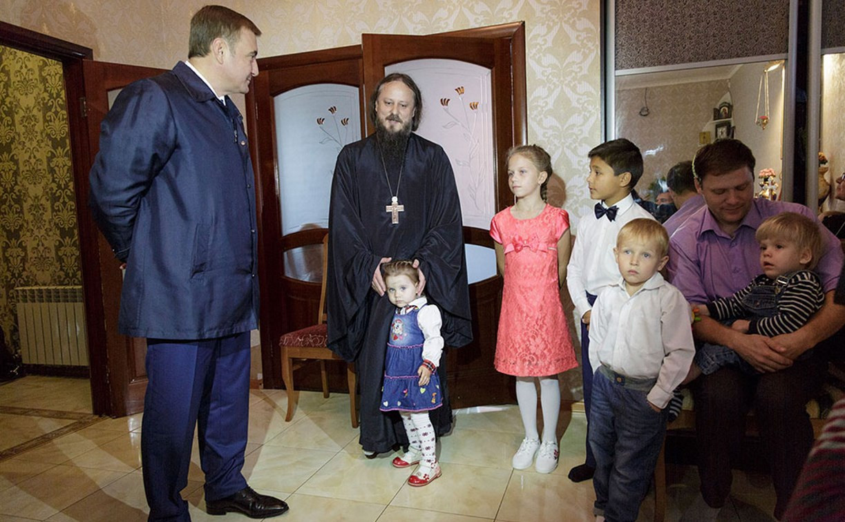 Алексей Дюмин посетил семью тульского священника, усыновившего 17 детей