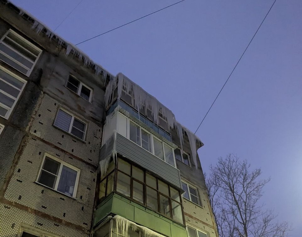 В Туле дом на Ползунова заливают потоки воды из-за снежных завалов и сосулек на крыше