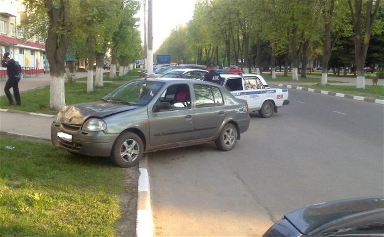 В Новомосковске водитель «Рено» сбил женщину на тротуаре