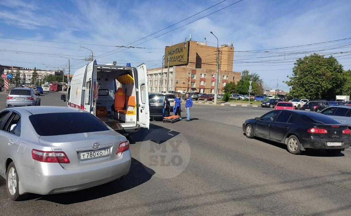 На ул. Советской медики на проезжей части оказывали помощь водителю