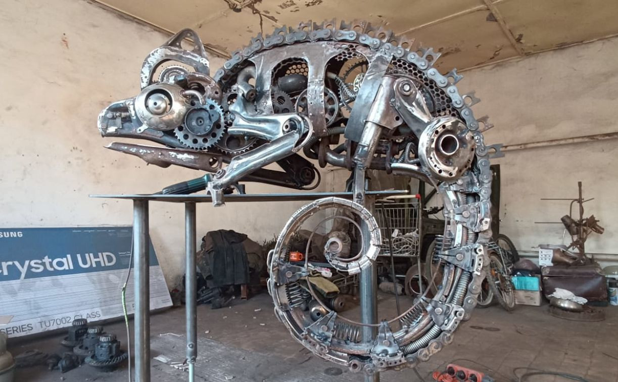 Тульский умелец сделал 100-килограммового хамелеона из металла