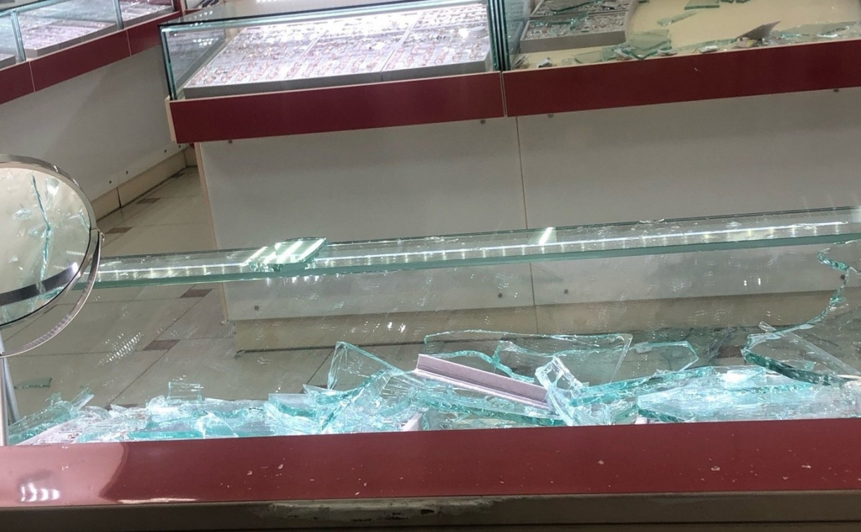 Вооруженные налетчики ограбили ювелирный магазин в Узловой: ущерб составил 20 млн
