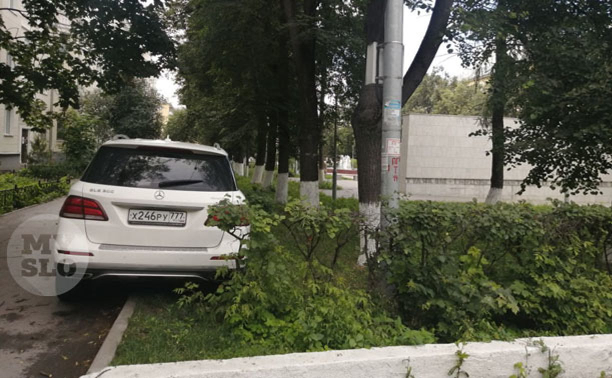 Mercedes залез на газон мемориала Тулякам — Героям Советского Союза: водителя нашли и оштрафовали