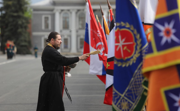 На генеральной репетиции Парада Победы освятили знамена российских войск