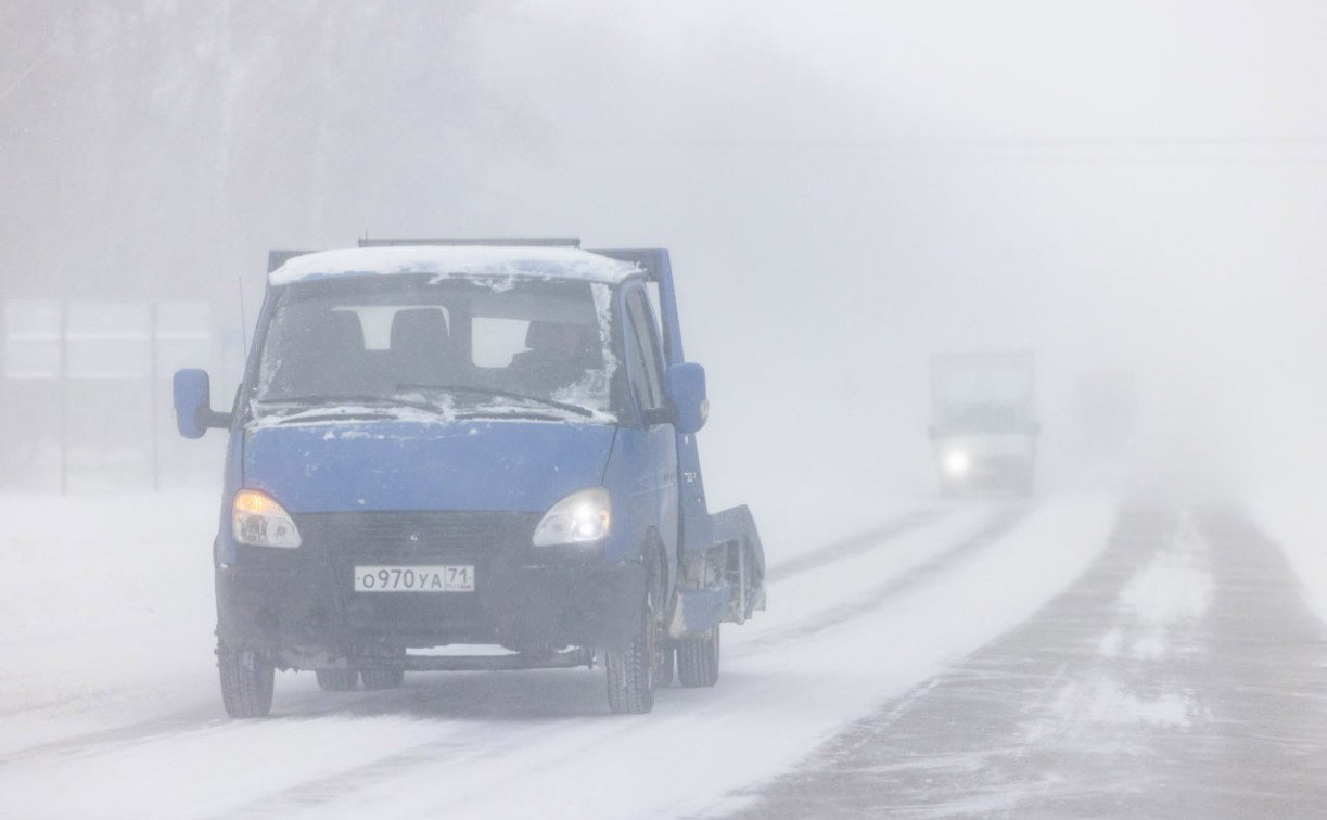 На трассах Тульской области из-за снегопада развернули семь мобильных пунктов обогрева