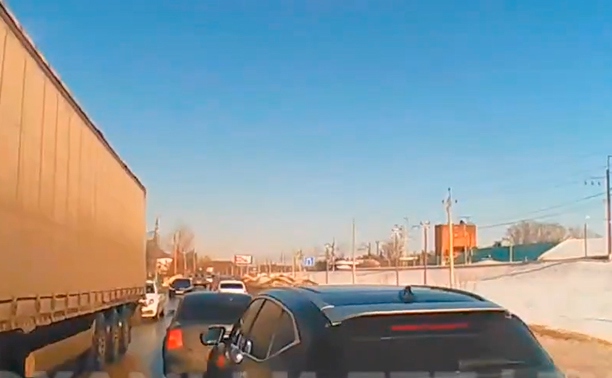 В Щекино торопливый водитель едва не устроил ДТП