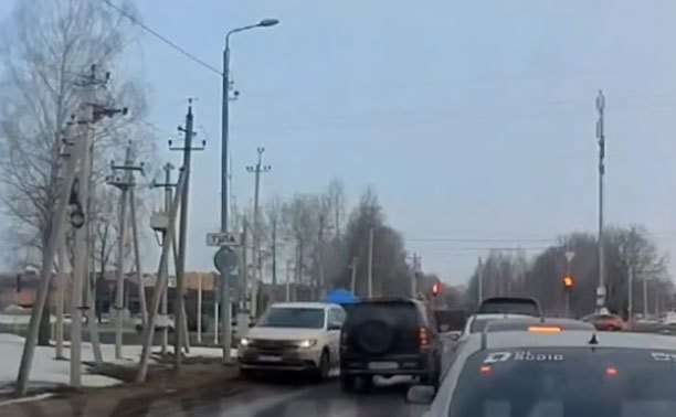 В Туле внедорожник помчал по встречке, мешая другим водителям
