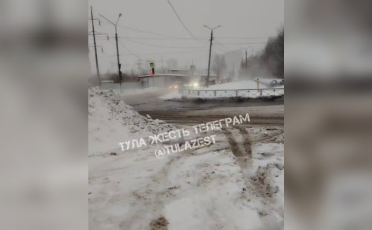 На улице Хворостухина в Туле из-за прорыва коммуникаций затопило проезжую часть