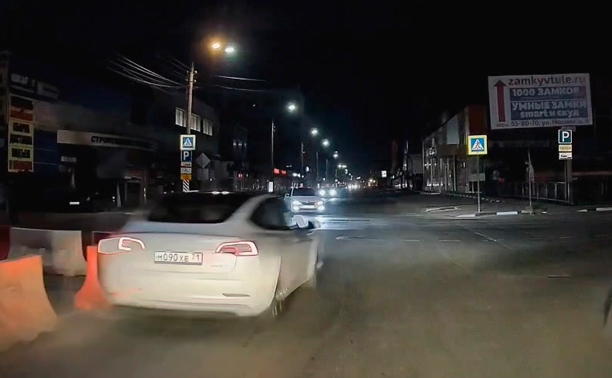 На ул. Мосина встретили «смертника» на белом Tesla: видео