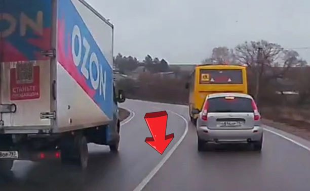 Под Тулой водители решили в запрещенном месте обогнать автобус с детьми