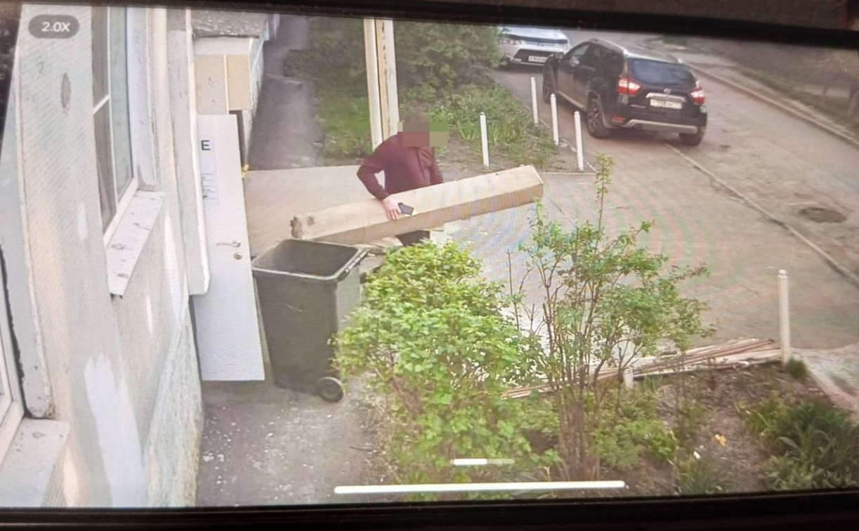 У подъезда жилого дома на улице Вильямса в Туле обнаружили свалку ртутных ламп