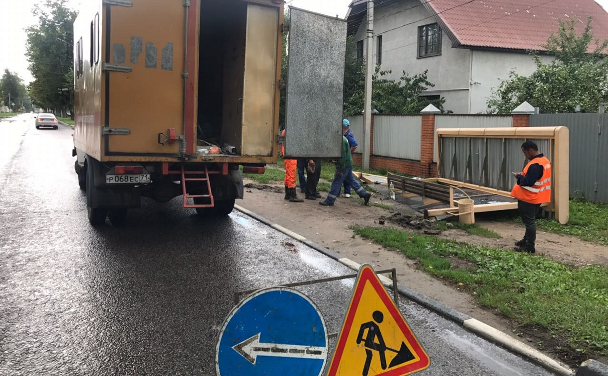 В Туле на ул. Циолковского демонтируют поврежденную в результате ДТП остановку