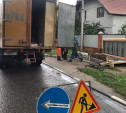 В Туле на ул. Циолковского демонтируют поврежденную в результате ДТП остановку