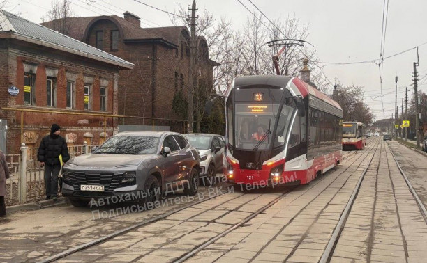 Припаркованный автомобиль перекрыл движение трамваев по ул. Коминтерна