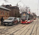 Припаркованный автомобиль перекрыл движение трамваев по ул. Коминтерна