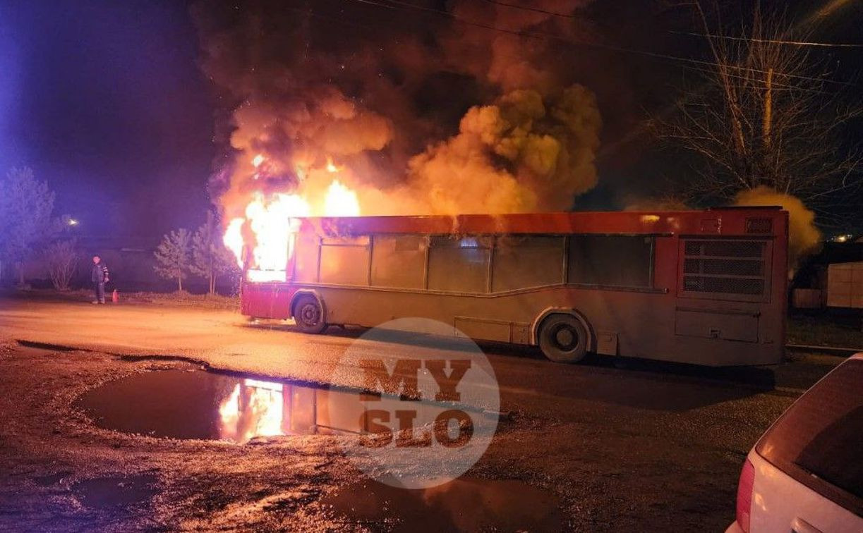 В Заречье сгорел автобус: фоторепортаж 