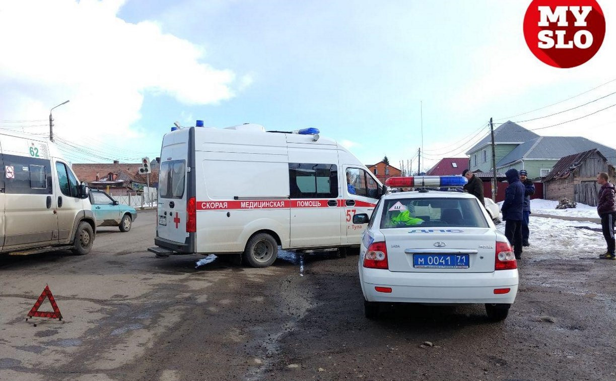 В Туле на улице Кутузова в ДТП попала скорая помощь