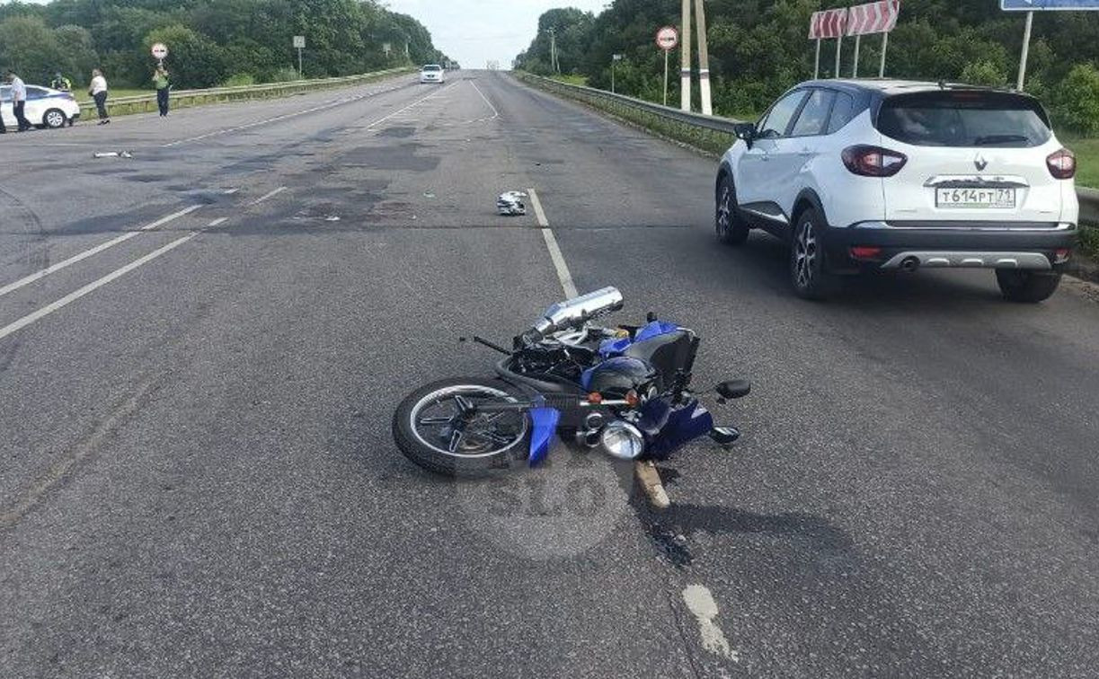 В Тульской области двое подростков на мотоцикле влетели под фуру: пострадавшие находятся в тяжёлом состоянии