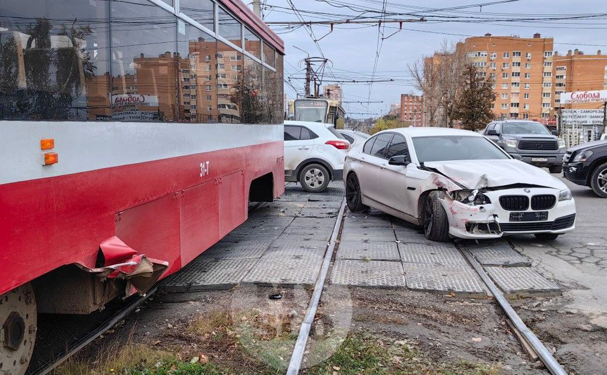 На проспекте Ленина трамвай столкнулся с BMW