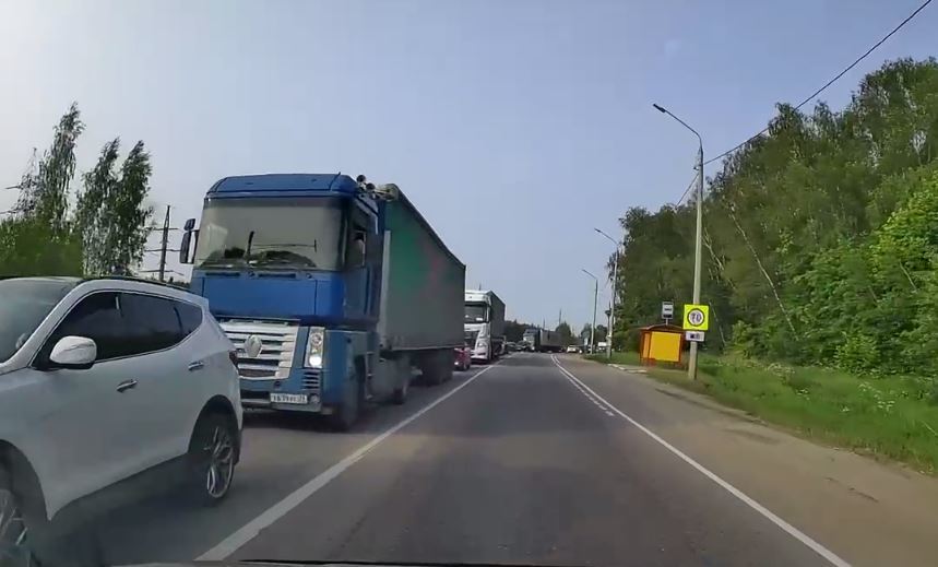 Неработающий светофор собрал огромную пробку на Одоевском шоссе