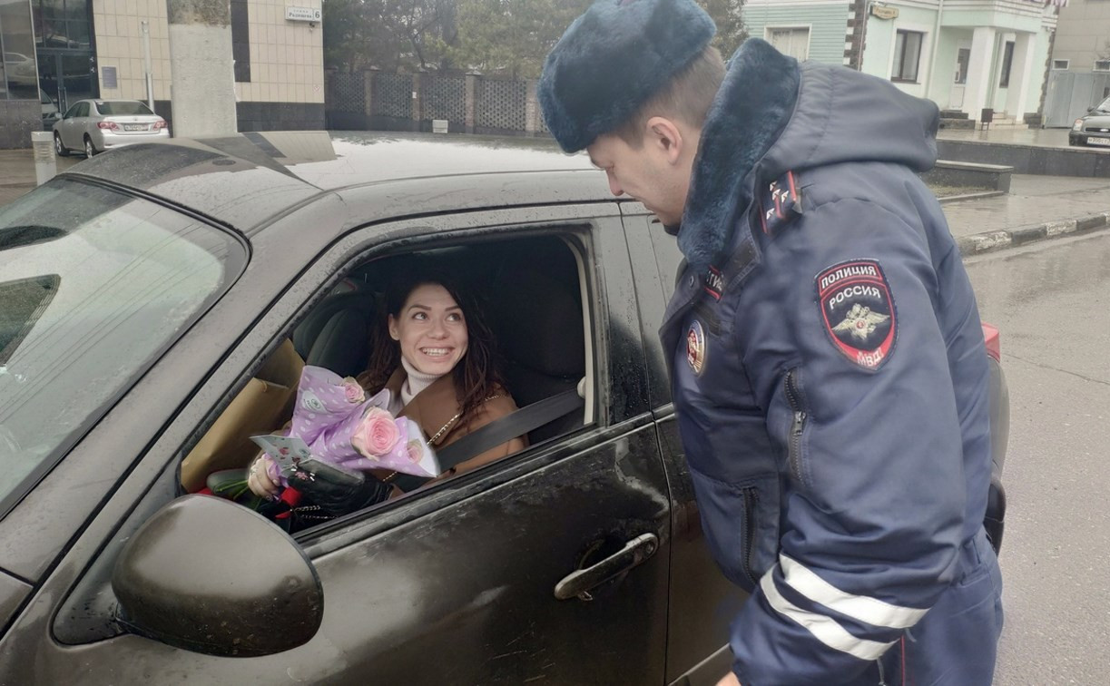 «Цветочный патруль»: тульские гаишники дарили девушкам цветы