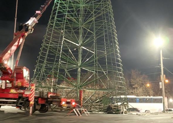 В Криволучье начали устанавливать старую новогоднюю ёлку с площади Ленина