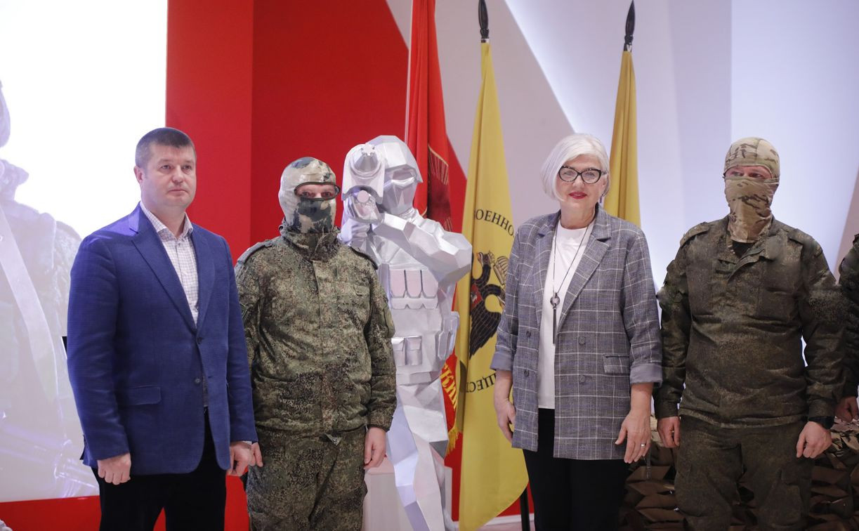 Участники СВО передали Музею обороны Тулы скульптуру бойца-зенитчика