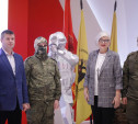 Участники СВО передали Музею обороны Тулы скульптуру бойца-зенитчика