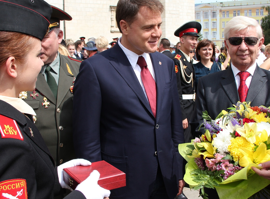 Владимир Груздев поздравил выпускников Московского суворовского военного училища