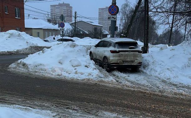 На ул. Демонстрации пешеходов вынуждают прыгать через сугробы