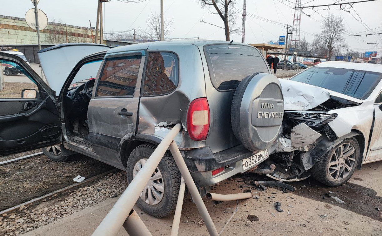 Жесткое ДТП у поворота на Скуратовскую: одну из машин проткнуло металлическим ограждением