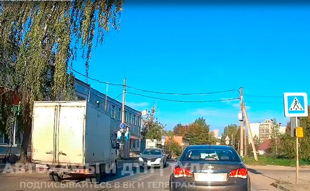 В Туле водитель ГАЗели неудачно повторил нарушение Lexus и мотоциклиста