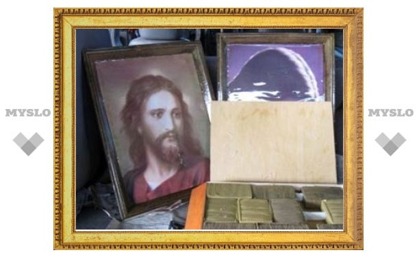 Контрабандистка спрятала марихуану в картинах с Иисусом Христом
