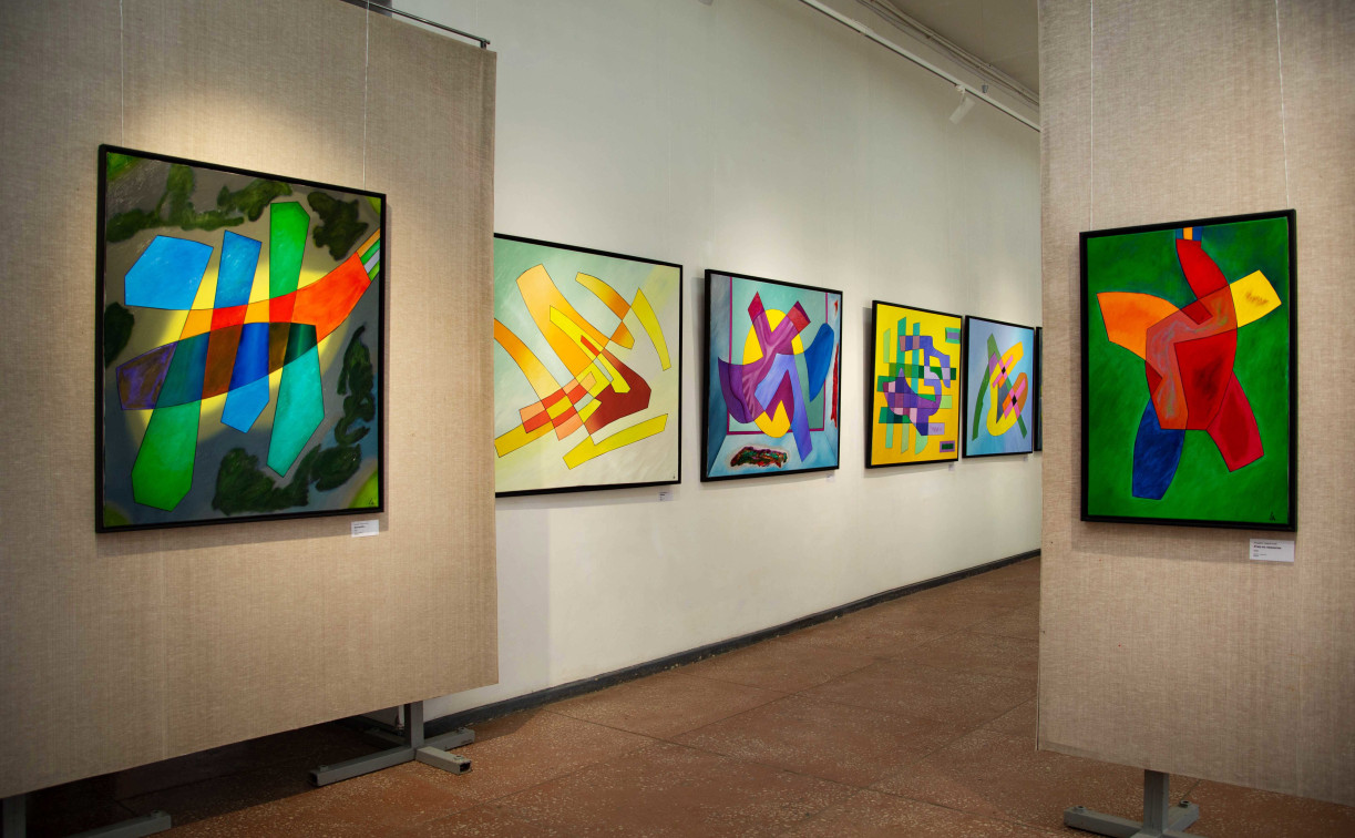 В Выставочном зале Тулы открылась выставка абстракций петербургских художников