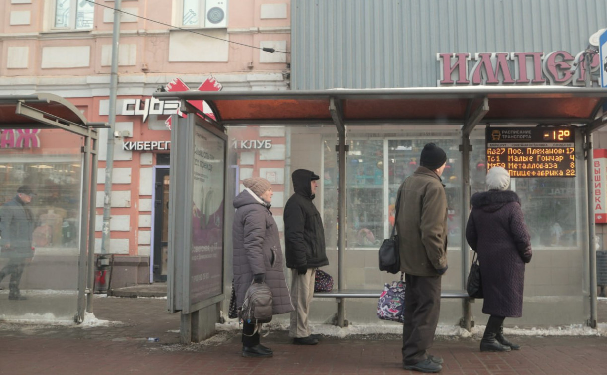 Илья Беспалов объяснил, зачем на остановках поставили железные лавочки