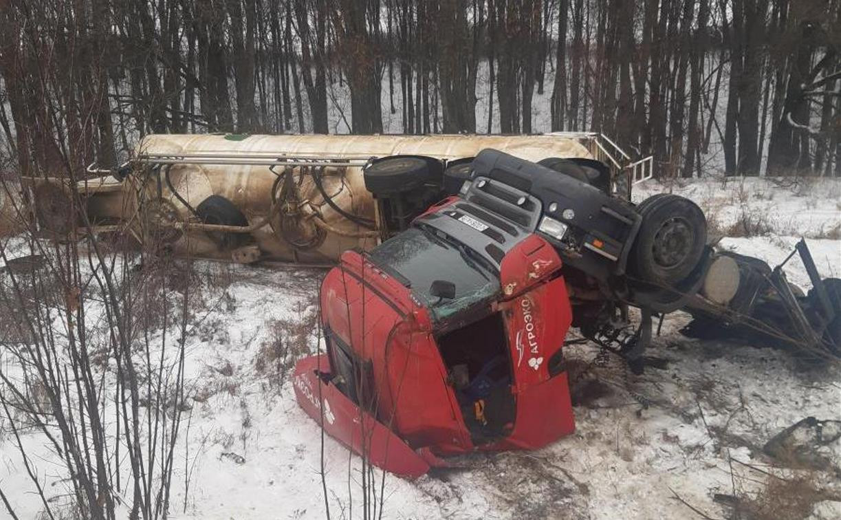 В Тульской области 30-летний водитель опрокинул Scania в кювет