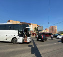 Перекрыли две полосы: на проспекте Ленина в Туле столкнулись автобус и легковушка 