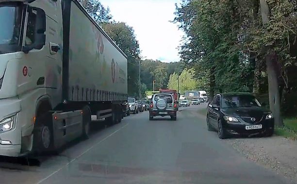 В Туле автомобилист промчал мимо пробки по встречной обочине