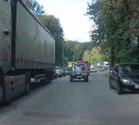 В Туле автомобилист промчал мимо пробки по встречной обочине